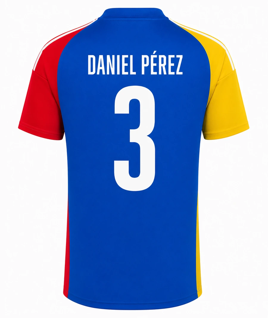 Camiseta azul, roja y amarilla de Daniel Pérez con el dorsal 3