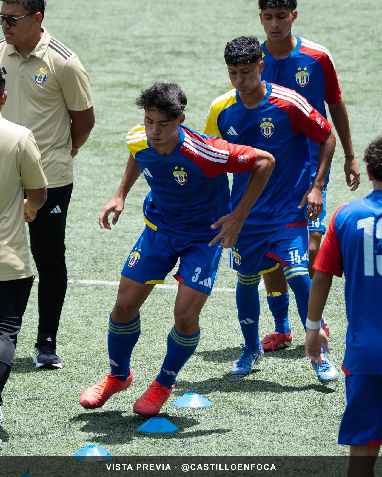 Daniel Pérez durante el partido, fotografía 2